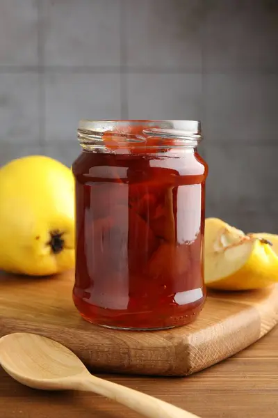Lekkere Zelfgemaakte Kweepeer Jam Pot Fruit Houten Tafel — Stockfoto
