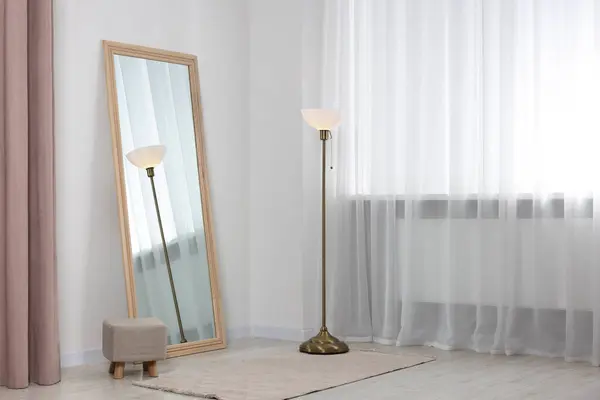 Stijlvolle Make Kamer Interieur Met Lange Spiegel Lamp — Stockfoto
