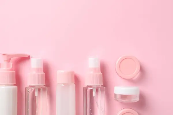 Cosmetische Reiskit Roze Achtergrond Plat Gelegd Ruimte Voor Tekst — Stockfoto