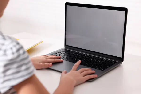 Learning Menina Usando Laptop Durante Aula Line Mesa Dentro Casa — Fotografia de Stock