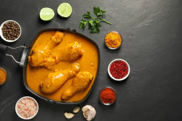 Lekkere Kip Curry Ingrediënten Zwarte Getextureerde Tafel Platte Lay Ruimte — Stockfoto