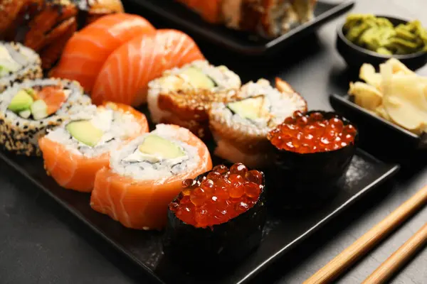 Conjunto Deliciosos Rolos Sushi Mesa Close — Fotografia de Stock