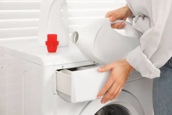 Mulher Derramando Detergente Lavanderia Máquina Lavar Roupa Dentro Casa Close — Fotografia de Stock