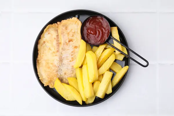 Deliciosos Peixes Batatas Fritas Com Ketchup Mesa Azulejos Brancos Vista — Fotografia de Stock