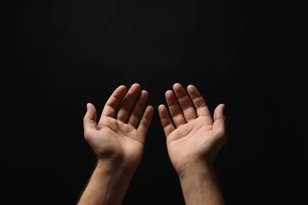 Religia Mężczyzna Otwartymi Dłońmi Modlący Się Czarnym Tle Zbliżenie — Zdjęcie stockowe