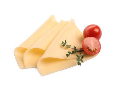 Lezzetli taze peynir, domates ve kekik dilimleri beyaz üzerine izole edilmiş.