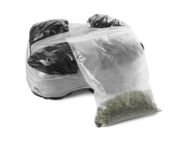 Uyuşturuculu paketler beyaza izole edilmiş. Uyuşturucu bağımlılığı