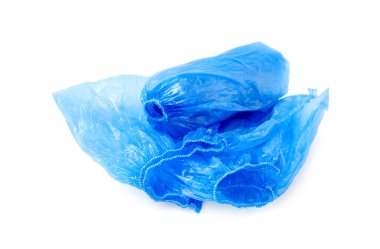 Mavi tıbbi ayakkabı kılıfları beyaza izole edilmiş.