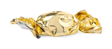 Altın sarmalayıcı üzerinde beyaz izole şeker