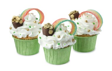 St. Patrick 'in gündüz partisi. Ekşi gökkuşağı kemerli lezzetli kekler ve beyaza izole edilmiş altın kaplar.