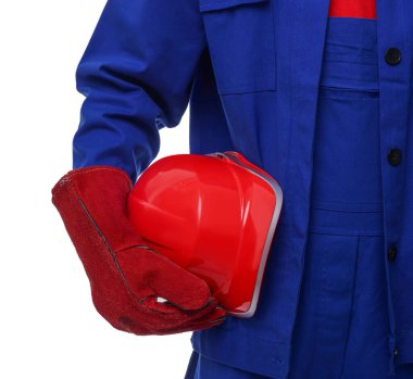 Beyaz arka planda kırmızı şapkalı genç adam, yakın plan. Güvenlik ekipmanları