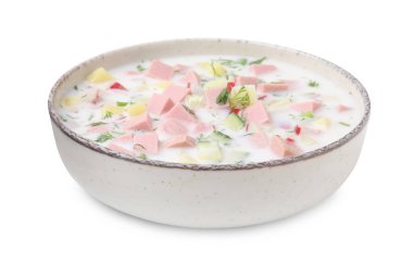 Lezzetli soğuk yaz çorbası (okroshka) ve kaynamış sosis beyaz kasede izole edilmiş.