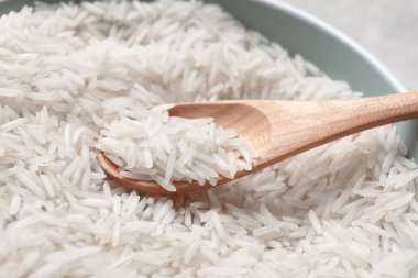 Kase ve kaşıkta çiğ basmati pilavı, yakın plan.