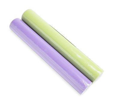 Renkli duvar kağıtları beyaz üzerine izole edilmiş.