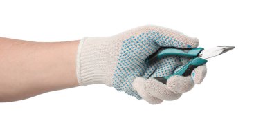 Beyaz arka planda bükülmüş burun pensesi olan adam, yakın plan.