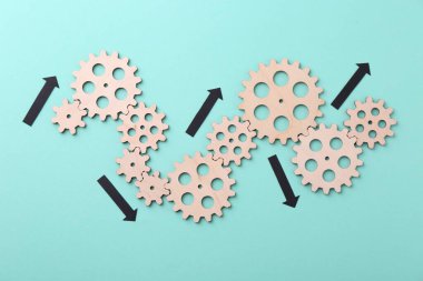 İş süreci organizasyonu ve optimizasyonu. Açık mavi zemin üzerinde tahta şekiller ve oklarla şema, üst görünüm