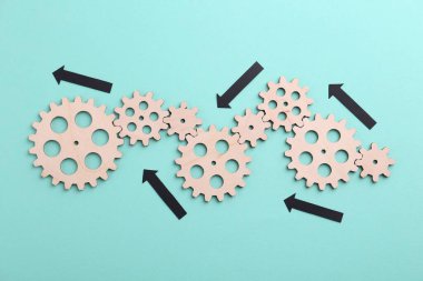 İş süreci organizasyonu ve optimizasyonu. Açık mavi zemin üzerinde tahta şekiller ve oklarla şema, üst görünüm