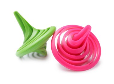 Yeşil ve pembe dönen bluzlar beyazda izole edilmiş