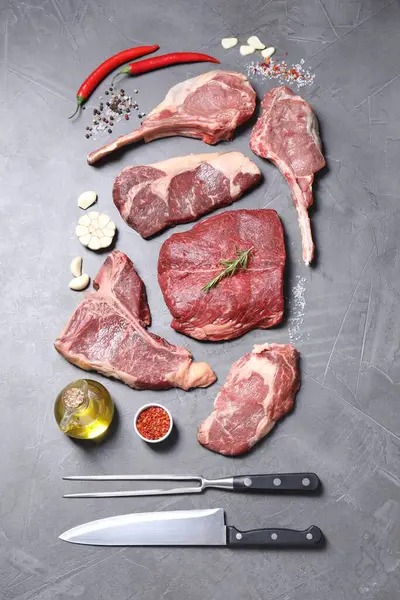 Friss Nyers Marhahúsdarabok Fűszerek Hentesszerszámok Világosszürke Szerkezetű Asztalon Lapos Tojásrakással — Stock Fotó