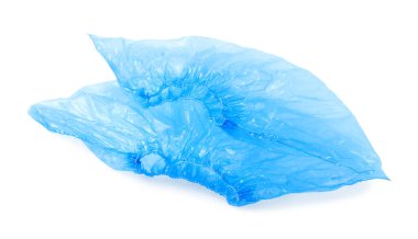 Bir çift mavi tıbbi ayakkabı kılıfı beyaza izole edilmiş.