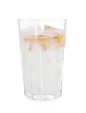 Bir bardak taze buzlu kahve.