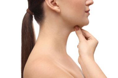 Beyaz arka planda çenesine dokunan kadın, yakın plan.