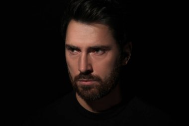 Kem göz. Karanlıkta korkunç gözleri olan adam.