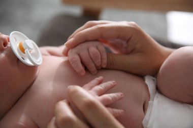 Anne yeni doğmuş bebeğiyle, yakın çekim görüntüsü