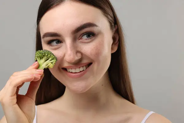 Sorrindo Mulher Fazendo Sardas Falsas Com Brócolis Produto Cosmético Fundo — Fotografia de Stock