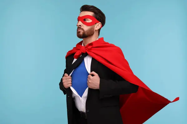 Zelfverzekerde Zakenman Draagt Superheld Kostuum Onder Pak Lichtblauwe Achtergrond — Stockfoto