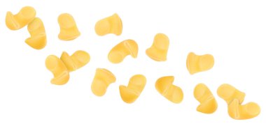 Beyaz arka planda uçuşan çiğ boynuzlar makarna