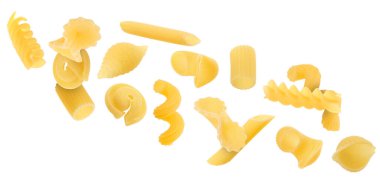 Beyaz arka planda uçuşan farklı makarna türleri