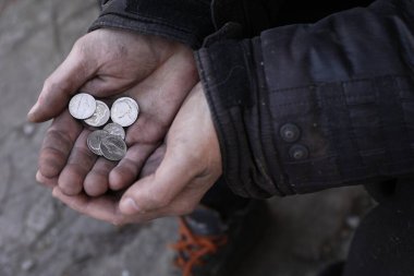 Dışarıda bozuk para tutan zavallı evsiz adam, yakın plan.
