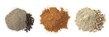 Aromatik baharatlar. Beyaz zemin üzerinde farklı biber ve biber türleri, set