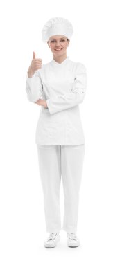 Üniformalı mutlu kadın şef beyaz arka planda baş parmak gösteriyor.