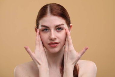 Bej arka planda çilleri olan güzel bir kadının portresi