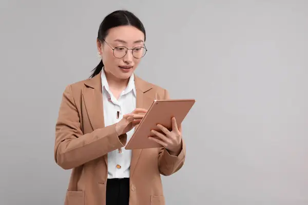 Porträt Einer Schönen Geschäftsfrau Mit Tablet Auf Grauem Hintergrund Raum — Stockfoto