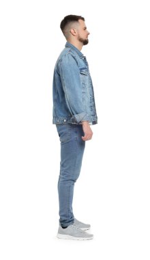 Kot elbiseli adam, beyazlar içinde.