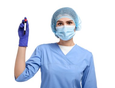 Laboratuvar testi. Beyaz arka planda tüpte kan örneği olan bir doktor.