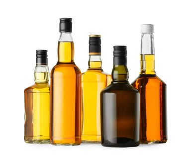 Beyaz şişelerde farklı türde viski.