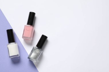 Renkli arka planda tırnak cilası, düz yatış. Metin için boşluk