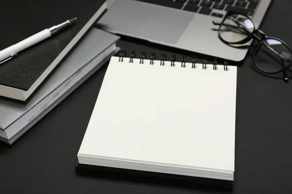 Notitieboekjes Laptop Bril Pen Zwarte Tafel — Stockfoto