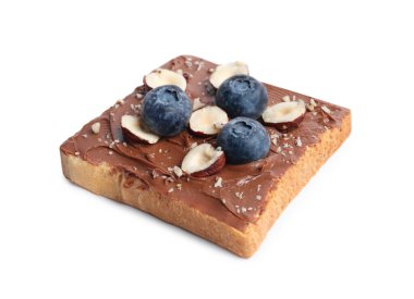 Lezzetli fındık ezmeli tost, yaban mersini ve fındık.