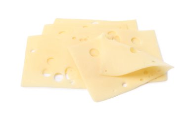 Lezzetli taze peynir dilimleri beyaza izole edilmiş, manzaranın üstünde.