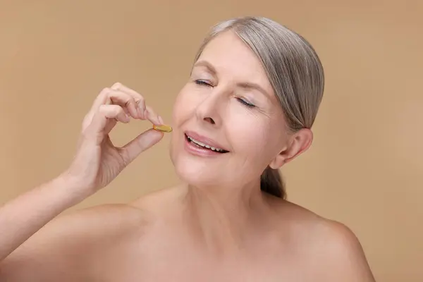 Krásná Žena Užívat Vitamin Kapsle Béžové Pozadí — Stock fotografie