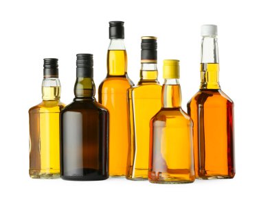 Beyaz şişelerde farklı türde viski.