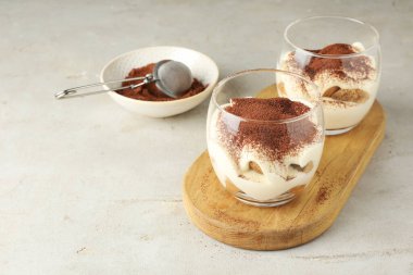 Işık masasında gözlüklü nefis tiramisu, metin için boşluk