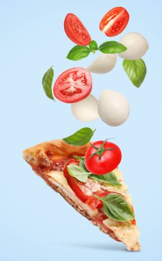 Açık mavi zemin üzerinde havadaki pizza ve malzemeler