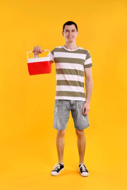 Kırmızı kutulu adam turuncu arka planda