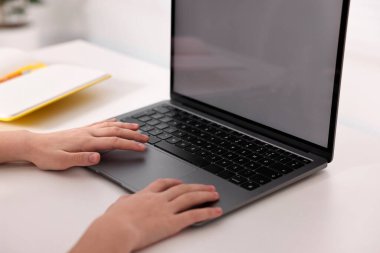 E-öğrenme. İçerideki masada çevrimiçi ders sırasında dizüstü bilgisayar kullanan kız.